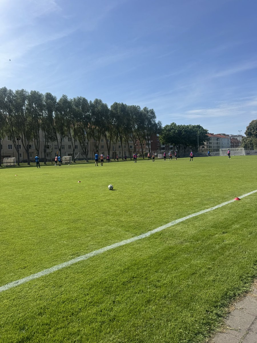 TehraniRobin's tweet photo. Matchläger i Malmö!
P09 landslaget ⚽️☀️😎 https://t.co/jKKbrNNUhs