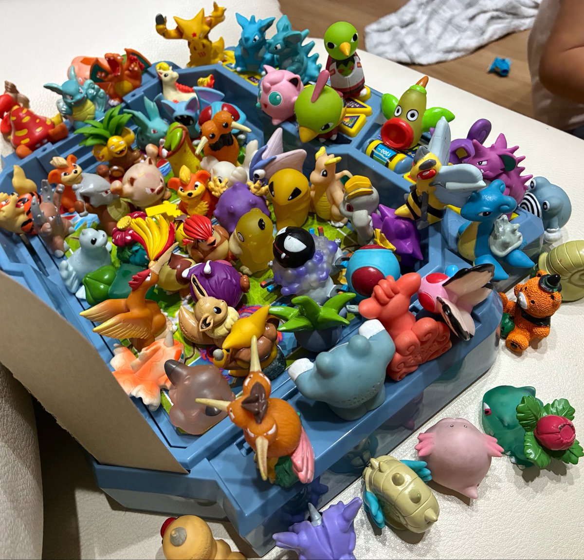 Ymamen's tweet photo. すぐにフーリガン大量乱入してくる、わが家のポケスタ。 https://t.co/qlpEHByhR8