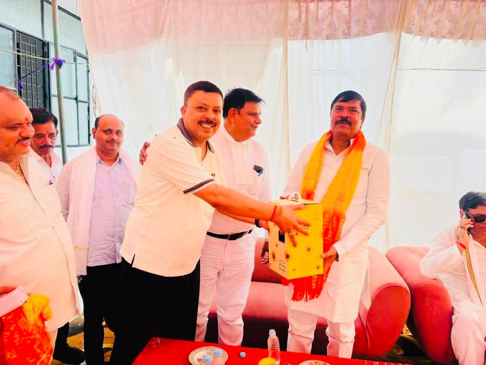RakeshVermaSP's tweet photo. विधानसभा #कुर्सी व #बाराबंकी शहर के विभिन्न जगहों पर आयोजित भंडारे में पहुंचकर बजरंगबली की पूजा अर्चना कर प्रसाद वितरित प्रसाद ग्रहण किया! https://t.co/q02ShMfq3X