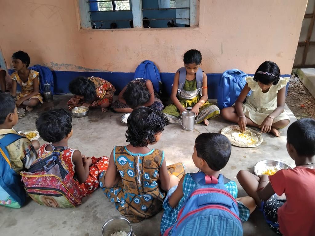 IBhalotia's tweet photo. NO CHILD SLEEPS HUNGRY initiative by Saibaba Sevashram provides 350+ children and senior citizens with the meals everyday. ✨
. 
#nochildsleepshungry #saibabasevashram #csrproject #shirdi #ramkrishnaforgingslimited https://t.co/uUYHENKsjS