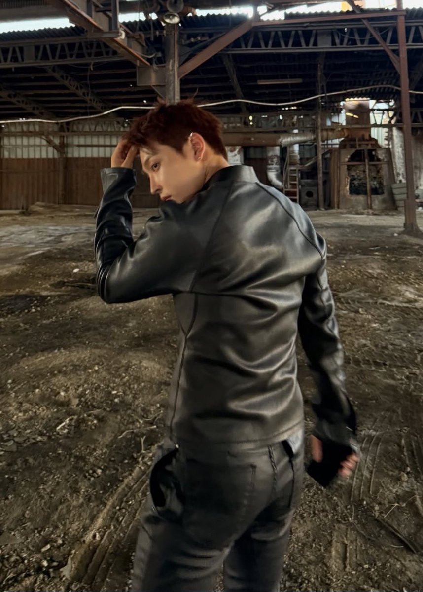 lunaahwa's tweet photo. we were tweeting about wanting leather pants back and he delivered in the most diabolical way https://t.co/jdmi6QhD3k
