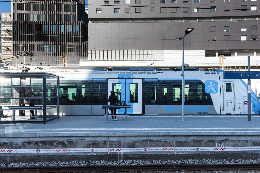 IDFmobilites's tweet photo. Le prix d'un café par jour 👀
C'est tout ce que coûte #Navigo Annuel.

Sauf que lui, il vous emmène partout en #IledeFrance en illimité (#métro, #RER, #bus, #train, #tram, #téléphérique…).

💶 Et votre forfait est remboursé à 50 % minimum par votre employeur ! L'engagement, c’est un bon plan 😊

Souscription en quelques clics ➡️ https://t.co/PHoB1JzwhQ