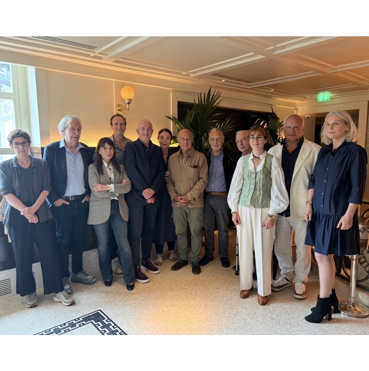 AcadGoncourt's tweet photo. Ce 2 juin, les académiciens accueillent chez Drouant les lauréates et lauréats des Goncourt de printemps ! Romain Lemire (1er roman), Alice Renard (nouvelle),Agnès Michaux (biographie), Anne Dieusaert, éditrice de René Depestre, 101 ans, (poésie). Photo souvenir ! https://t.co/1zu0xB7P0E