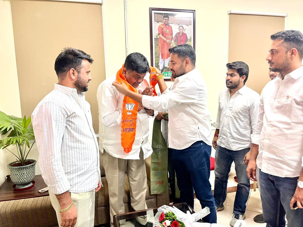Rulokendrasingh's tweet photo. राजस्थान सरकार में वन एवं पर्यावरण मंत्री श्री @Sanjay4India1 जी से सुखद मुलाक़ात हुई 
इस अवसर पर युवा मोर्चा के साथी प्रदेश महामंत्री भाई ऋषिकेश मीणा जी, प्रदेश प्रवक्ता रोहित मीणा जी, सोशल मीडिया प्रभारी मयूर वाल्मीकि जी, कार्यालय सहप्रभारी आशीष शर्मा जी सहित युवा मोर्चा के साथी उपस्थित रहे 
@BJP4Rajasthan @BJYMinRaj