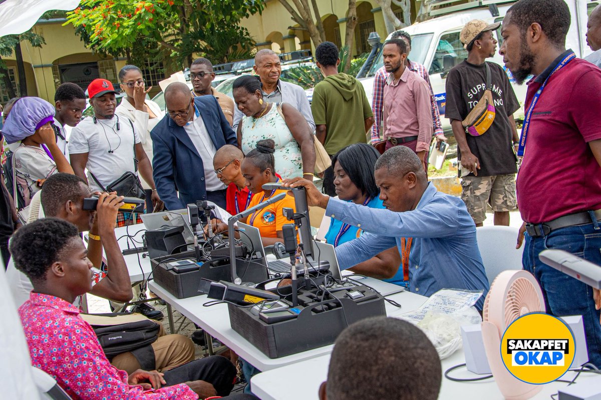 laRubrique_ht's tweet photo. L’Ambassade de France en Haïti a indiqué que le projet #PotoMitan a permis, du 28 au 30 mai 2026, le déploiement d’unités mobiles d’identification au Cap-Haïtien et à Limonade, facilitant l’accès aux documents d’état civil et à l’identification nationale pour des centaines de citoyens. Cette initiative, portée par l’OMRH et l’ONI, financée par l’AFD et mise en œuvre par Expertise France, a également été marquée par la remise d’équipements à plusieurs institutions publiques afin de renforcer les capacités de l’administration publique.
