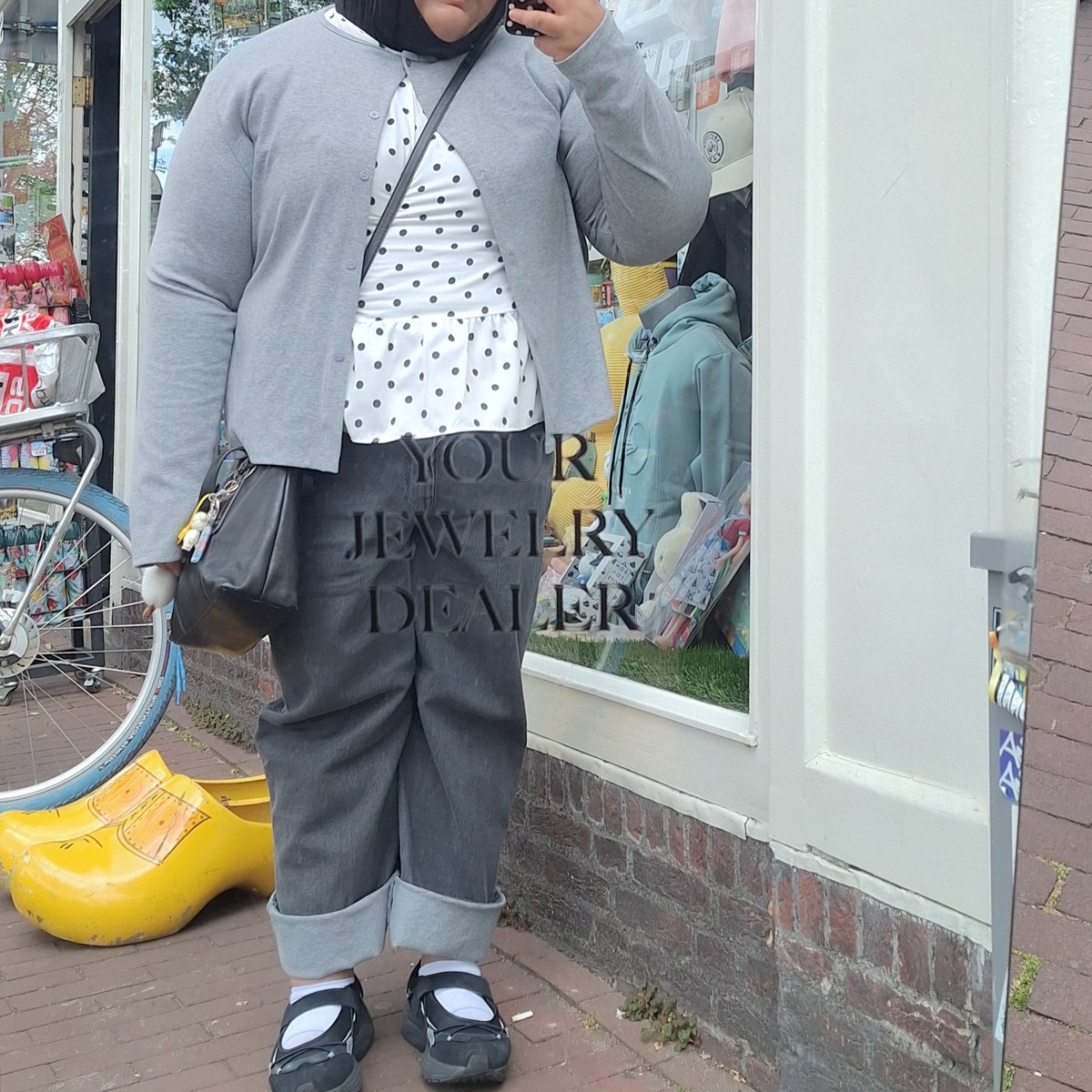 skyfullofbin's tweet photo. strolling around w #냥덕 🐈‍⬛🩶 https://t.co/gDDF1UgmVn