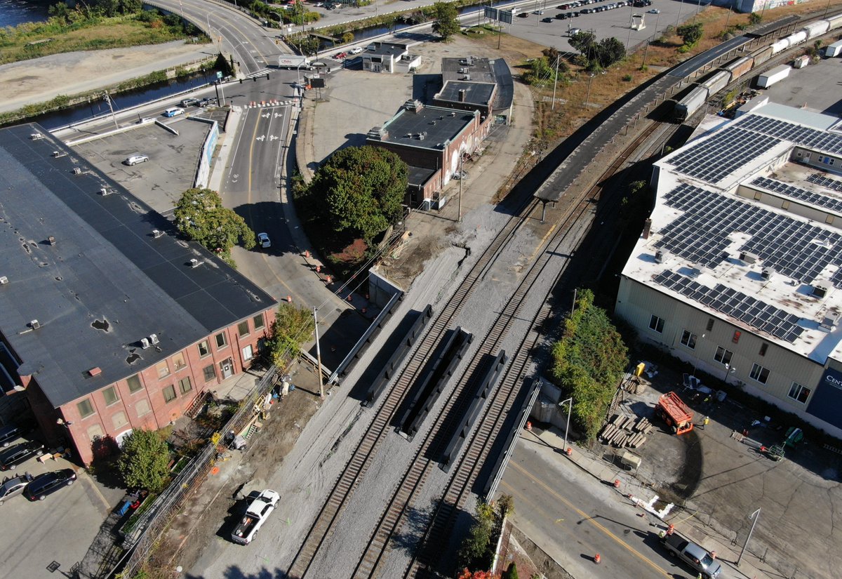 VHBnow's tweet photo. Last week, the MBTA Six Bridge Rail Replacement received a Project Achievement Award from the @CMAA_HQ New England Chapter!  

Learn how the VHB + Barletta Heavy Division, Inc. project team delivered fully restored, future-ready bridges: https://t.co/AYJWoNR0hc. https://t.co/oTg8mwS8ZL