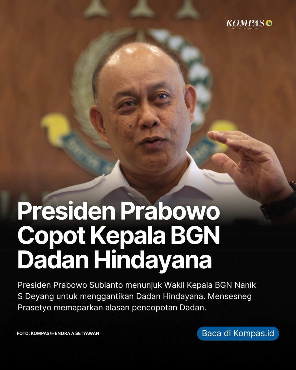 hariankompas's tweet photo. 🔴 Breaking News - Berita Sela

Presiden Prabowo Subianto mencopot Dadan Hindayana dari posisi Kepala Badan Gizi Nasional atau BGN. Selain Dadan, dua wakil ketua BGN, yakni Lodewijk Pusung dan Irjen Pol (Purn) Sony Sonjaya, ikut dicopot dari jabatannya.

Keputusan Presiden Prabowo itu diumumkan oleh Menteri Sekretaris Negara Prasetyo Hadi, di Kompleks Istana Kepresidenan, Jakarta, Selasa (2/6/2026). Sekretaris Kabinet Teddy Indra Wijaya dan Kepala Badan Komunikasi Pemerintah M Qodari mendampingi saat pengumuman.

Adapun penggantinya, Presiden menunjuk Nanik S Deyang yang saat ini menjabat Wakil Ketua BGN. Sementara itu, posisi wakil ketua BGN akan diisi oleh Agustina Arumsari dan Mayjen TNI Trenggono. Trenggono saat ini menjabat sebagai Wakil Direktur Utama PT Agrinas Pangan Nusantara sedangkan Agustina Arumsari menjabat Wakil Kepala Badan Pengawasan Keuangan dan Pembangunan (BPKP).

Pencopotan kepala dan wakil kepala BGN tersebut, menurut Prasetyo, berdasarkan monitoring dan evaluasi terhadap kinerja BGN selama 1,5 tahun terakhir.

"Banyak catatan yang menjadi dasar pertimbangan oleh Bapak Presiden untuk melakukan pergantian ini, dengan harapan catatan-catatan itu bisa segera diperbaiki. Ada masalah kedisiplinan dalam menjalankan SOP, tata kelola, termasuk kedisiplinan dalam menjaga kualitas dari makanan yang seharusnya ditetapkan oleh BGN,” ujarnya.

Baca selengkapnya dalam "Presiden Prabowo Copot Kepala BGN Dadan Hindayana" oleh Nino Citra @ninotulen di Harian Kompas (https://t.co/KZ58AEx3Xf). 

Baca di sini: https://t.co/H8T5bXYM2g

#BGN #HarianKompas #Kompasid #AdadiKompas