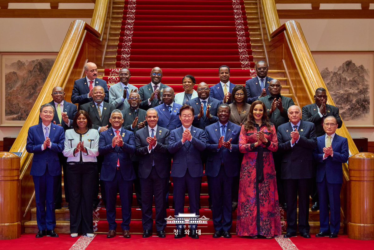 RwandaMFA's tweet photo. Alongside fellow African Foreign Ministers, Minister @onduhungirehe was received by H.E. Lee Jae-myung, President of the Republic of Korea, on the margins of the 2026 Korea–Africa Foreign Ministers’ Meeting.

Discussions focused on strengthening Korea–Africa cooperation and advancing shared priorities.

The Republic of Korea remains one of Rwanda’s key development partners, with cooperation spanning ICT, trade and investment, human resource development, and education.