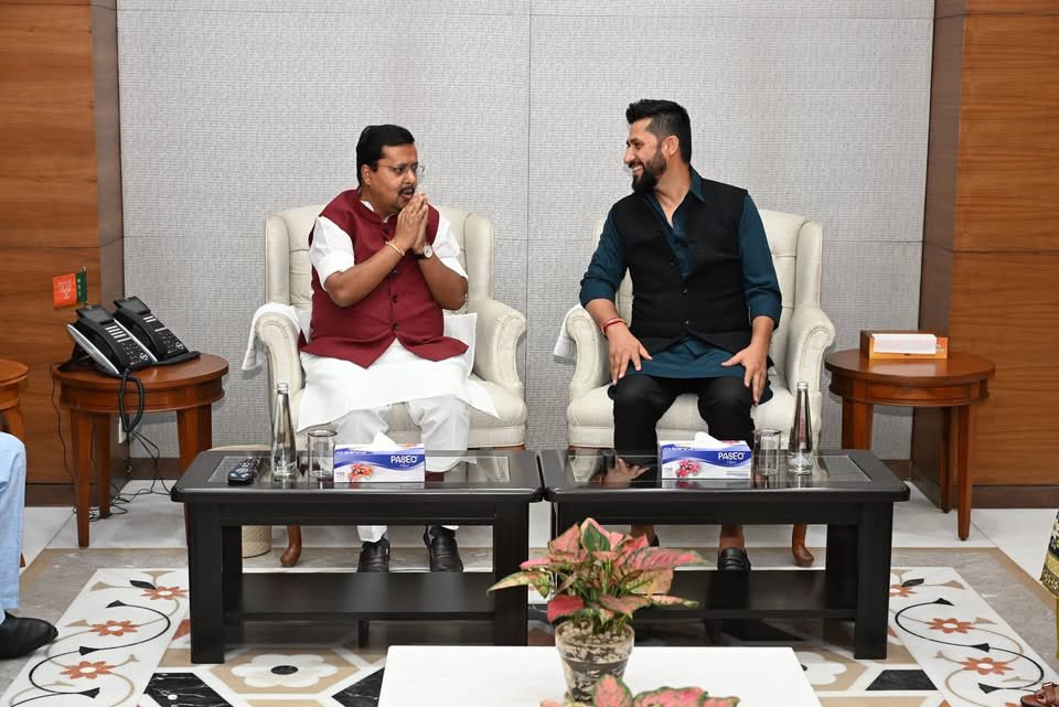 party_swatantra's tweet photo. राष्ट्रिय स्वतन्त्र पार्टी (रास्वपा) का सभापति  रवि लामिछानेको नेतृत्वमा पार्टीका सहमहामन्त्री विपिन कुमार आचार्य , सचिवालय सदस्य दीपक बोहरालगायतको उच्चस्तरीय प्रतिनिधिमण्डलले आज नयाँ दिल्लीस्थित भारतीय जनता पार्टी (भाजपा) को केन्द्रीय कार्यालयमा भाजपाको शीर्ष नेतृत्वसँग महत्त्वपूर्ण राजनीतिक तथा कूटनीतिक भेटवार्ता सम्पन्न गरेको छ। भाजपाका राष्ट्रिय अध्यक्ष श्री नितिन नविन, महासचिव अरुण सिंह, विदेश विभाग प्रमुख डा. विजय चौथाइवाले,  दिल्लीकी मुख्यमन्त्री रेखा गुप्तालगायतका वरिष्ठ नेताहरूसँग भएको यस  द्विपक्षीय छलफलले दलगत कूटनीति  को अभ्यासलाई अघि बढाएको छ। दुई छिमेकी राष्ट्रबीचको युगौँ पुरानो ऐतिहासिक, सांस्कृतिक र जनस्तरको सम्बन्धलाई समयानुकूल थप प्रगाढ र सुदृढ तुल्याउँदै लोकतान्त्रिक मूल्य-मान्यता र अभ्यासहरूमाथिको सम्वादलाई फराकिलो बनाउनु यस उच्चस्तरीय भेटको मुख्य उद्देश्य रहेको थियो। यसका साथै, भेटमा सुदृढ साङ्गठनिक निर्माण, तल्लो तहसम्मको जनसम्पर्क, विकासमुखी सुशासन र समकालीन राजनीतिमा नयाँ पुस्ताको  नेतृत्वदायी भूमिकासम्बन्धी रणनीतिक अनुभवहरू आदानप्रदान गरिएका थिए, जसले दुई दलबीचको आपसी समझदारीलाई नयाँ उचाइमा पुर्‍याउनुका साथै रास्वपाको संगठनात्मक सुदृढीकरण र लोकतान्त्रिक परिपक्वतालाई थप बल पुर्‍याउने विश्वास लिइएको छ।
#rastriyaswatantraparty #RSP #BharatiyaJanataParty