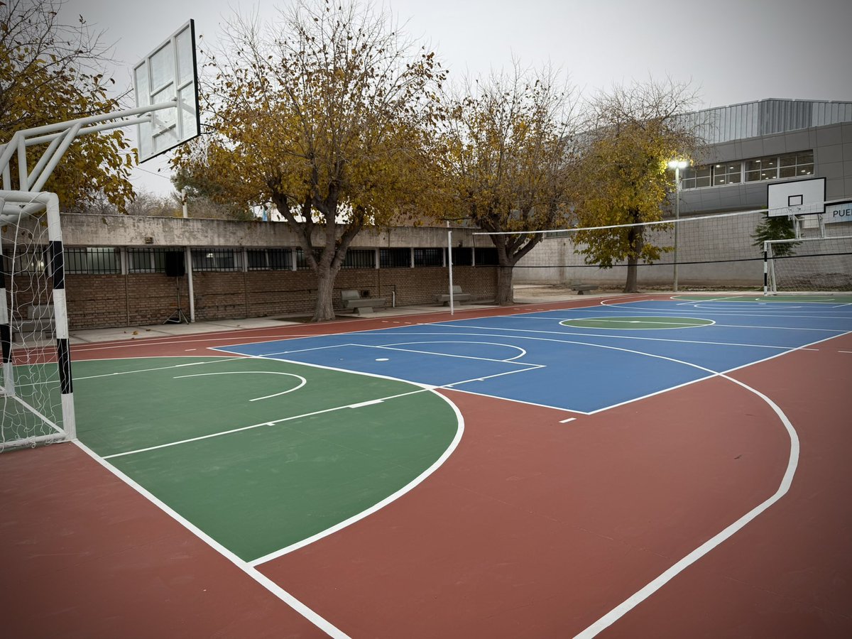 TadeoGZ's tweet photo. Los espacios donde los chicos aprenden también son espacios para encontrarse, jugar y construir comunidad.

Hoy inauguramos el playón deportivo de la Escuela Martín Fierro, una obra realizada junto a la @MuniSanMartinOk a través de los fondos de Financiamiento Educativo, con una inversión de 100 millones de pesos.

Cuando el trabajo conjunto se transforma en infraestructura concreta, las oportunidades llegan a cada escuela.