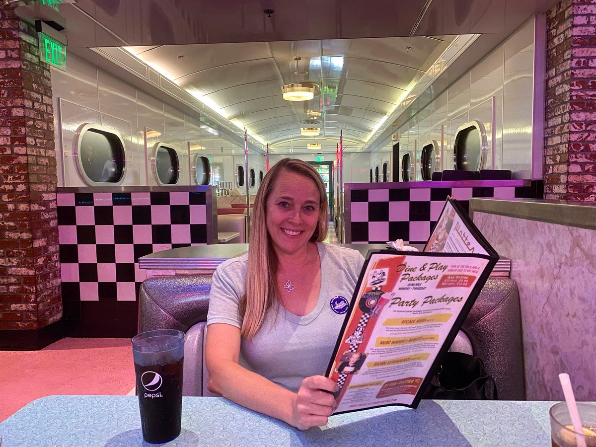 gomarkfullerton's tweet photo. Things couldn’t have been more fun or finer at the Corvette Diner🏁 https://t.co/fRhpJoEFAz