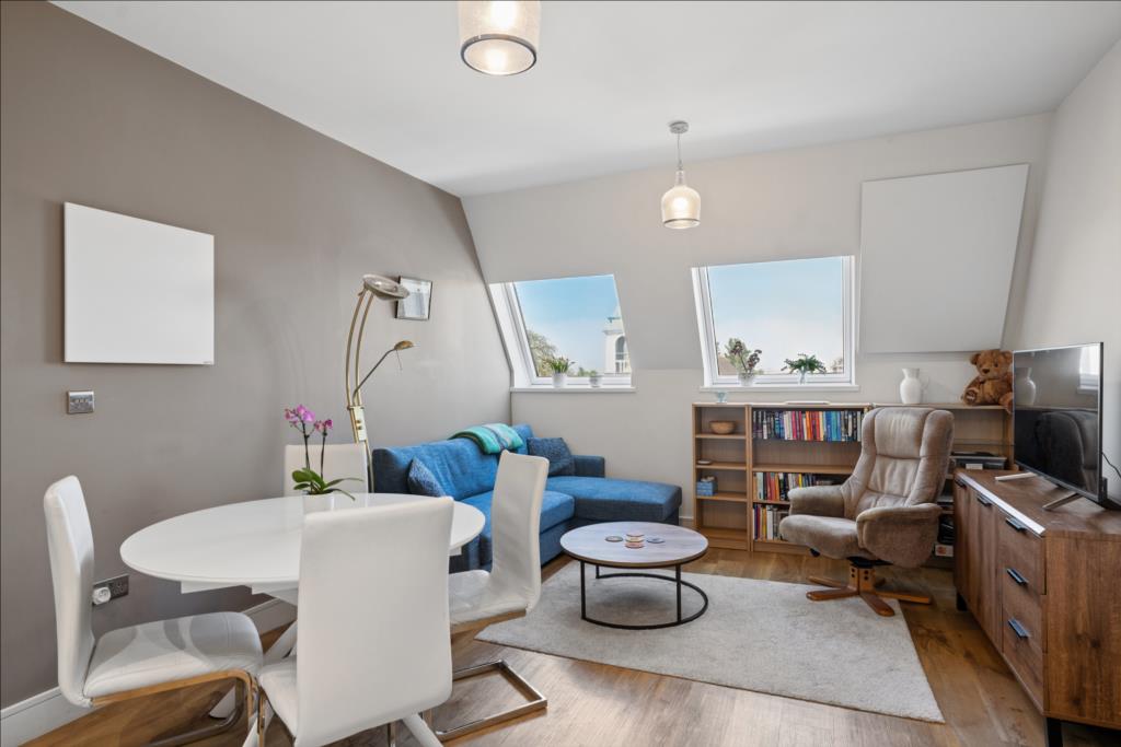 StonegateEA's tweet photo. 🏠Brand Street, HITCHIN, Hertfordshire, SG5 1HX🏠
💷GUIDE PRICE £250,000💷

🛏Presenting this chain-free, two-bedroom third-floor apartment that perfectly combines modern living with urban convenience🛏

https://t.co/pmDkijT0sX https://t.co/YthvAXCzL5