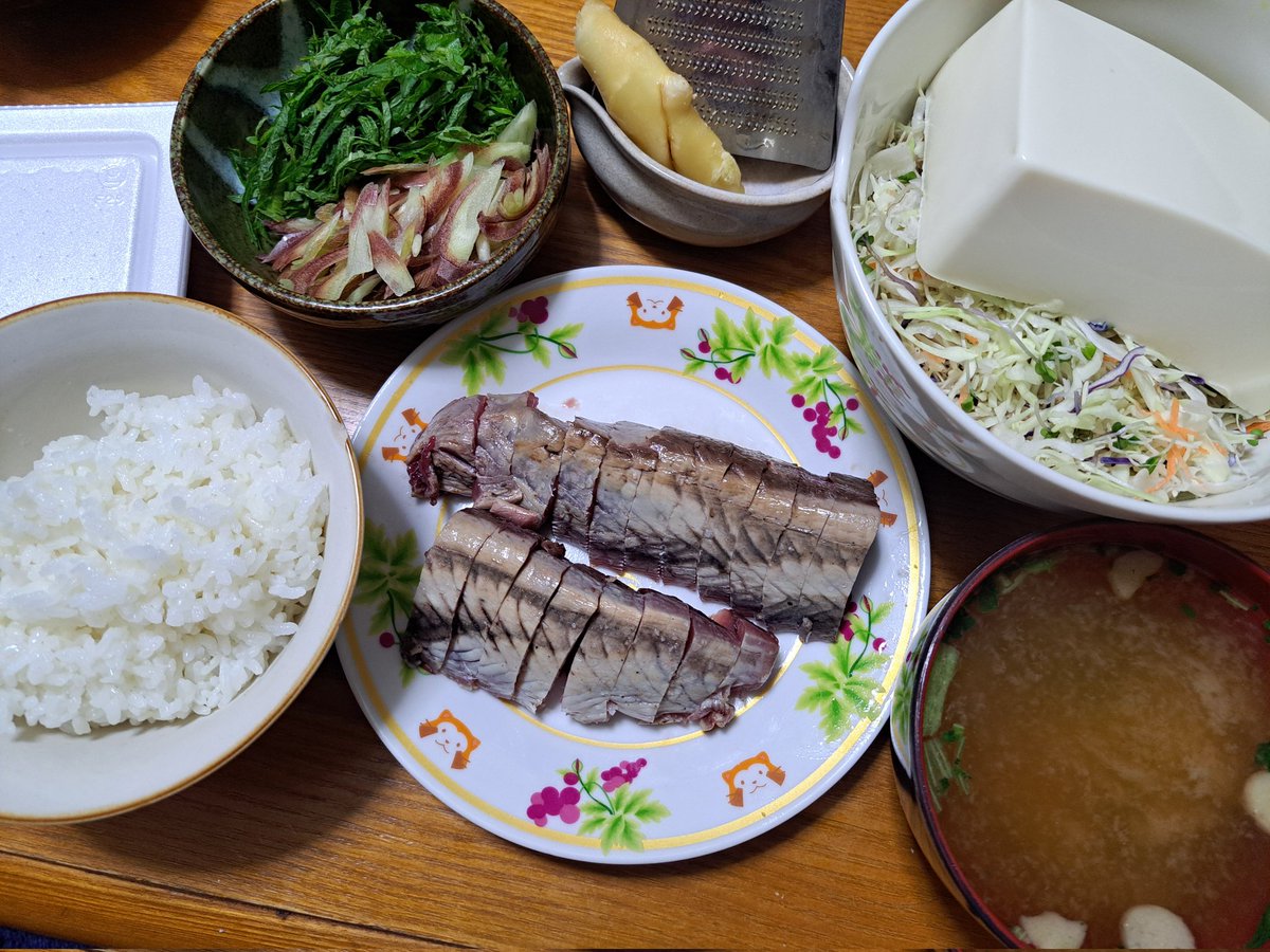marfy254's tweet photo. ご飯。

日曜のマラソン終えて、昨日から今朝まで色々とバタバタと。
そのままお昼に銭湯行ってお昼からまったりして帰ってきたら5時間もお昼寝してしまった。

んで、さっき起きて晩御飯。
最近はご飯減らしてサラダたっぷり、味噌汁と豆腐と納豆は一日一回は欠かさず。
初カツオ買って炙った。 https://t.co/0iGmOhdF1d