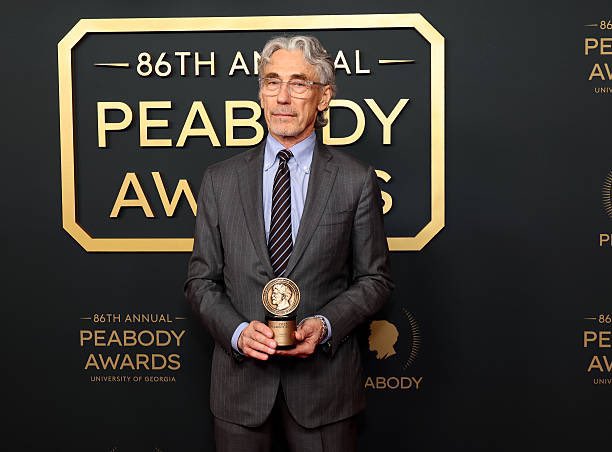 miguelaraizac's tweet photo. Este fue el increíble discurso de Tony Gilroy al aceptar el premio Peabody por Andor:

“Pasamos seis años imaginando una toma de poder fascista en una galaxia muy, muy lejana. Seis años pensando en lo que les sucede a las personas comunes y corrientes cuando un régimen autoritario, desquiciado y sin control se impone, y la serie es, en realidad, una especie de resumen de lo que aprendimos.

Si no estás dispuesto a luchar por las cosas que amas, tu familia, tu comunidad, tu cultura, tu planeta, tu verdad, tu libertad, habrá un imbécil listo para venir y quitártelas. Aprendimos que la valentía, el sacrificio y la resistencia se presentan en todas las formas y tamaños, y aprendimos que el coraje es contagioso.

Están pasando tantas cosas, es un torrente de mierda que simplemente no puedes atravesar. Y aquí estamos. No hay un nuevo ciclo que pase en este momento que no contenga una variedad de atrocidades que, en cualquier otro momento de nuestra historia en Estados Unidos, no serían motivo de traición.

Por favor, no se detengan. Por favor, no apaguen las luces hasta que podamos acabar con esta pesadilla… ¡y que se joda el Imperio!”