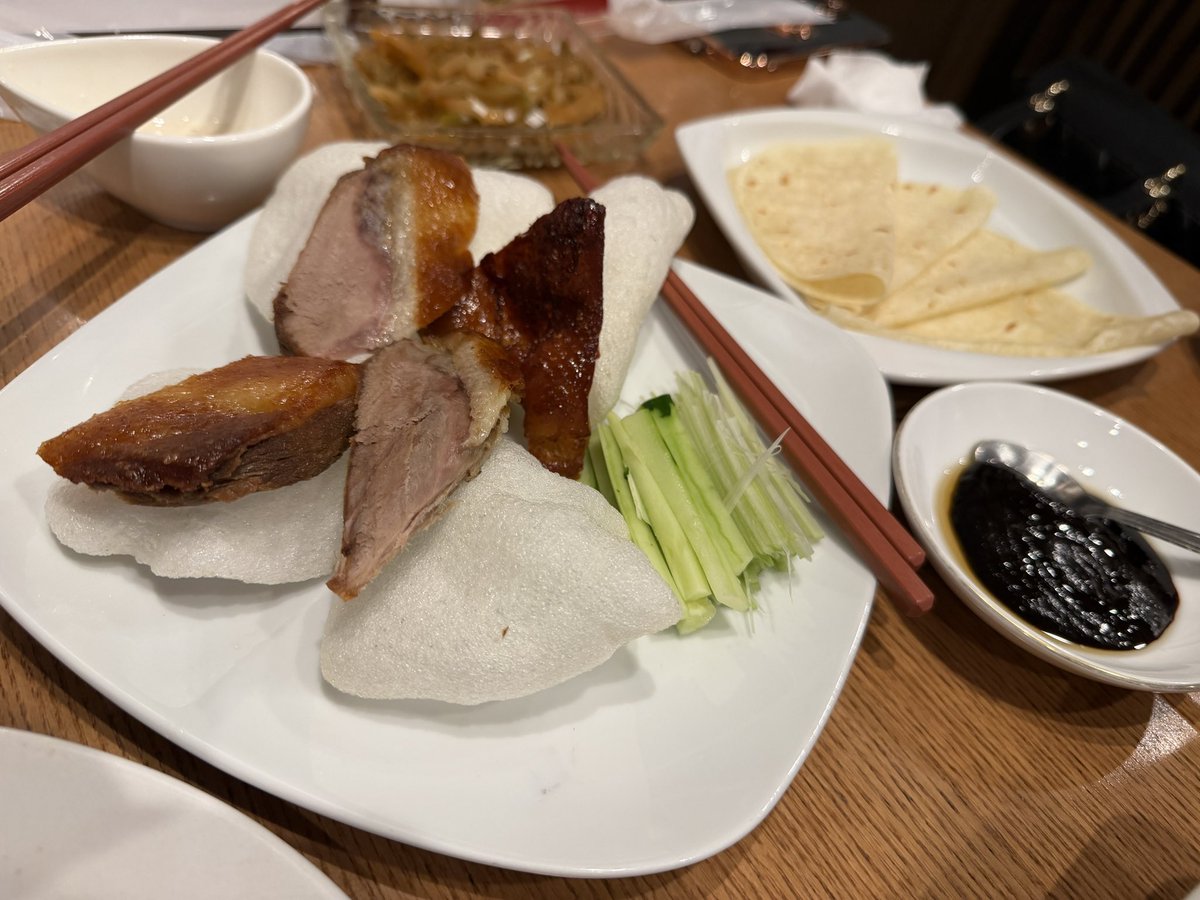 PonpocoFx's tweet photo. 北京ダックに煎餅めちゃくちゃ🍘あいまみえて美味でございます🍻 https://t.co/SXV3WVJUjO