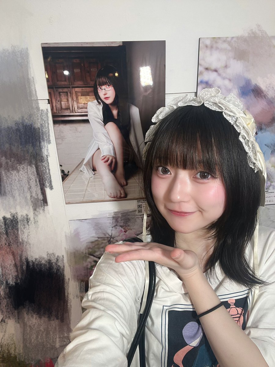 Re_hima_'s tweet photo. #秘密の写真展 ありがとうございました！
遅くなり、すみません🙇‍♀️
長くなっちゃったけど読んでね👀

まずは、はいぱぁさん（@hyper_ky ）改めまして展示していただき、ありがとうございました！
はいぱぁさんとは数回しかお会いしたことがないとは思えないくらい思い出があり、最後にはいぱぁさんに素敵なお写真を展示していただけてうれしかったです！
たくさんのカメラマンさんやモデルさんに紹介していただき、ありがとうございました🥹
最後までお世話になりました🙇‍♀️

そして、おさるさん（@osarusan8814 ）も展示していただき、ありがとうございました！
初日に撮って2日目から展示というなんともうれしいスピード感で！こういった形は初めてだと聞き、本当にうれしかったです！
在廊中もたくさん気にかけてくださって本当に心強かったです！🥹

今回初めてで、初日はとっても緊張していたのですが、たくさんの方に声をかけていただけて本当にうれしかったです！
いつもありがとうの方も、お久しぶりの方も、はじめましての方も！みなさんに感謝です！

こういった人と人との繋がりを直に感じられるような出会いを大切にしていきたいと改めて感じた2日間でした。
最後送り出していただくとき泣きそうでした笑
出会って2日目の方もいらっしゃったとは思えない😂

この度は貴重な経験と素敵な思い出をありがとうございました！