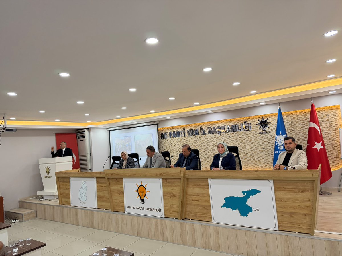 vantusbakadin's tweet photo. Tuşba Genişletilmiş Danışma Meclisi Toplantımızı,teşkilatımızın birlik ve beraberlik ruhu içerisinde büyük bir heyecanla gerçekleştirdik.Milletimize hizmet yolunda ortaya koyduğumuz çalışmaları değerlendirirken,önümüzdeki dönem hedefimizide istişare ederek ortak akılla belirledik https://t.co/YLGVHkNBbc