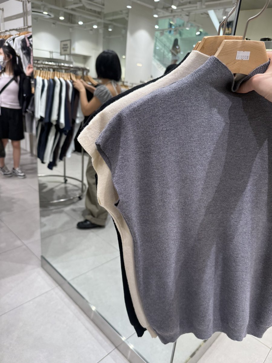 chiikawa915's tweet photo. 📍MINIBRAND 明洞2号店
明洞で洋服買うならここ✍🏻
このニット1,000円だし、キャミソールも600円ぐらいでほぼ全色爆買いした https://t.co/D0nj1vEWct