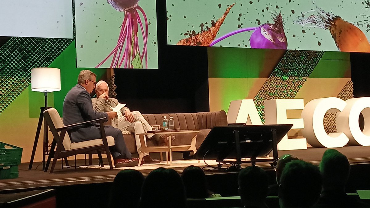 AenVerde's tweet photo. Luis Miguel Fernández, gerente de @Coexphal modera el debate con @José Manuel García-Margallo excelente ministro de Exteriores, quien dará las claves geopolíticas y como influyen actualmente en la cadena de valor. #CongresoFyH @AECOC_ES https://t.co/tPFW222UR7