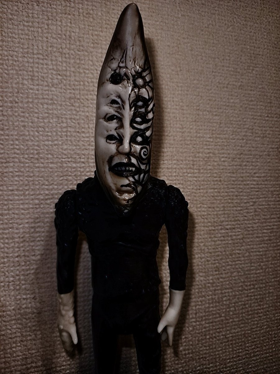 BLACK&WHITE ソフビ BLACK スタンダードカラー　新品未開封 雨は嫌いです。 濡れるとテンションが下がるからです。 晴れも嫌いです
