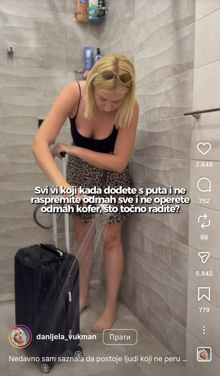 Kiborgvila's tweet photo. Ležimo dok nam mačke rade inspekciju. https://t.co/kR9OSXVnBb