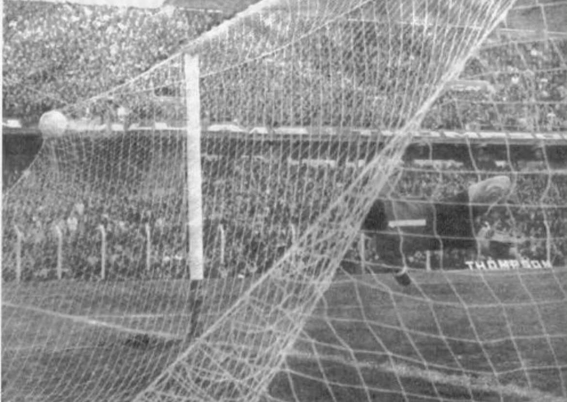 leprosotuitero_'s tweet photo. El clásico más importante de la historia del Fútbol Rosarino. 

Ibas ganando 2-0, te lo empatamos, te dimos la vuelta en tu cara y en tu cancha y encima te llevamos el arco a nuestro club. 

La primera estrella del más grande del interior, en la cancha. https://t.co/9LqMhpxZyU
