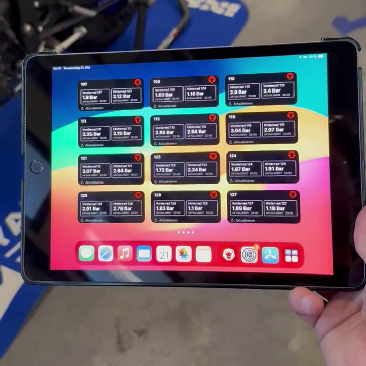 RideLink1's tweet photo. Freddy war mit dem Yamaha Racing Team Schweiz von Peter Hostettler unterwegs – unterstützt von RideLink GPS-Trackern und Reifendrucksystemen.

Fahrer und Team waren begeistert. Wir freuen uns, einen Beitrag leisten konnte.

#RideLink #Yamaha #Racing #TPMS https://t.co/vBUxIslsRj