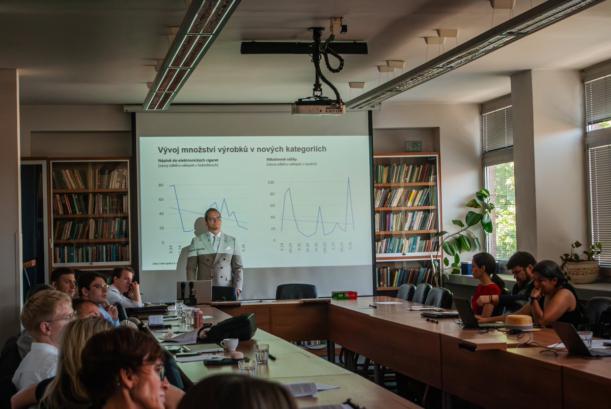 stepankrecek's tweet photo. Prudké zvýšení spotřební daně na cigarety vyhnalo kuřáky za hranice a státnímu rozpočtu sebralo 20 miliard korun. To je hlavní závěr studie, kterou jsem prezentoval na Národohospodářské fakultě Vysoké školy ekonomické v Praze: https://t.co/wEny4I7Oae https://t.co/LPf7VK1Ng9