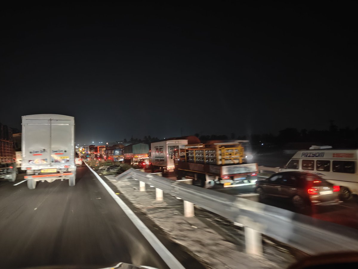 Bhaskar96889268's tweet photo. @NHAI_Official Long que .. everyday at NH2 Dankuni https://t.co/h7mnuFpvB3