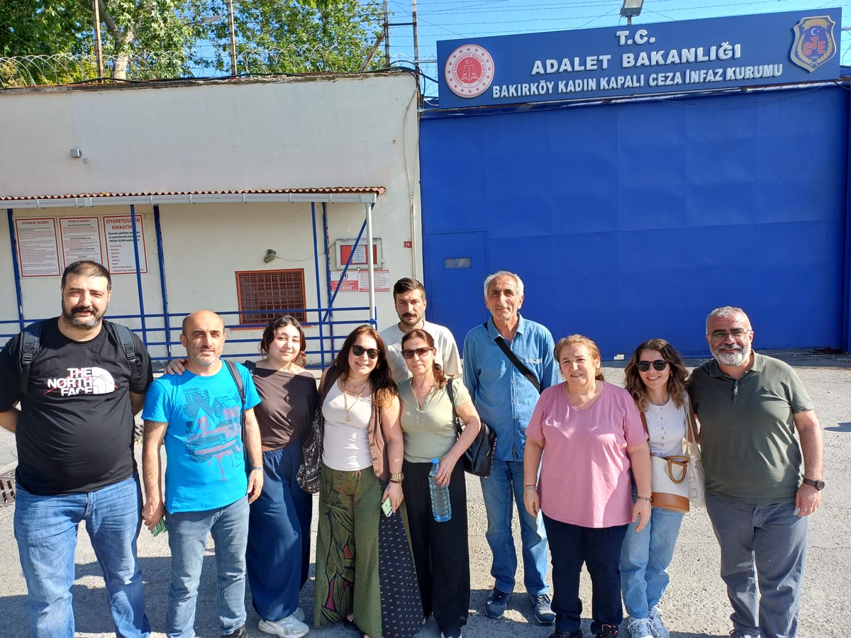 Ydabmerkez's tweet photo. Bugün görülen duruşmada tahliye olan üyemiz Döndü Şen yoldaşı Bakırköy Kadın Kapalı Hapishanesinden aldık.... https://t.co/5062AOcldh
