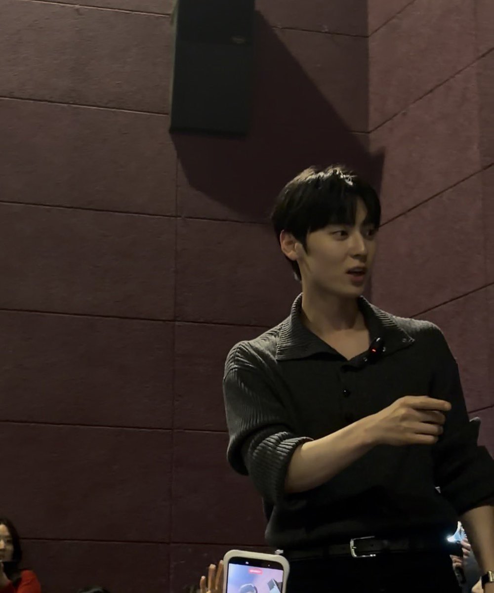 film_hwang's tweet photo. #황민현 오늘 30도였는데.남자 착장 실환가 https://t.co/fW4sigNaLd