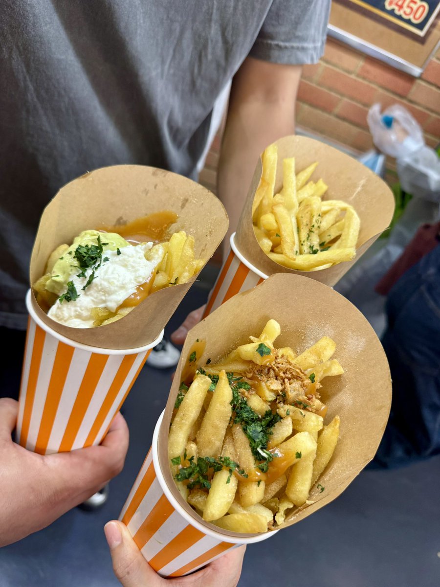 asuka_k911's tweet photo. 勝利！！！最高！！！
というわけで
甥っ子と神宮に行ってきました⚾️

食べ物探してたら
目の前にYUIさんとペイマスさんが
いらっしゃったので
お写真撮ってもらいました🤭
（3人で神宮野球場看板前は貴重）

2人とも目立ちすぎてました笑

#ビール半額デー
#甥っ子も喜んでました https://t.co/sWcZP4Rghy