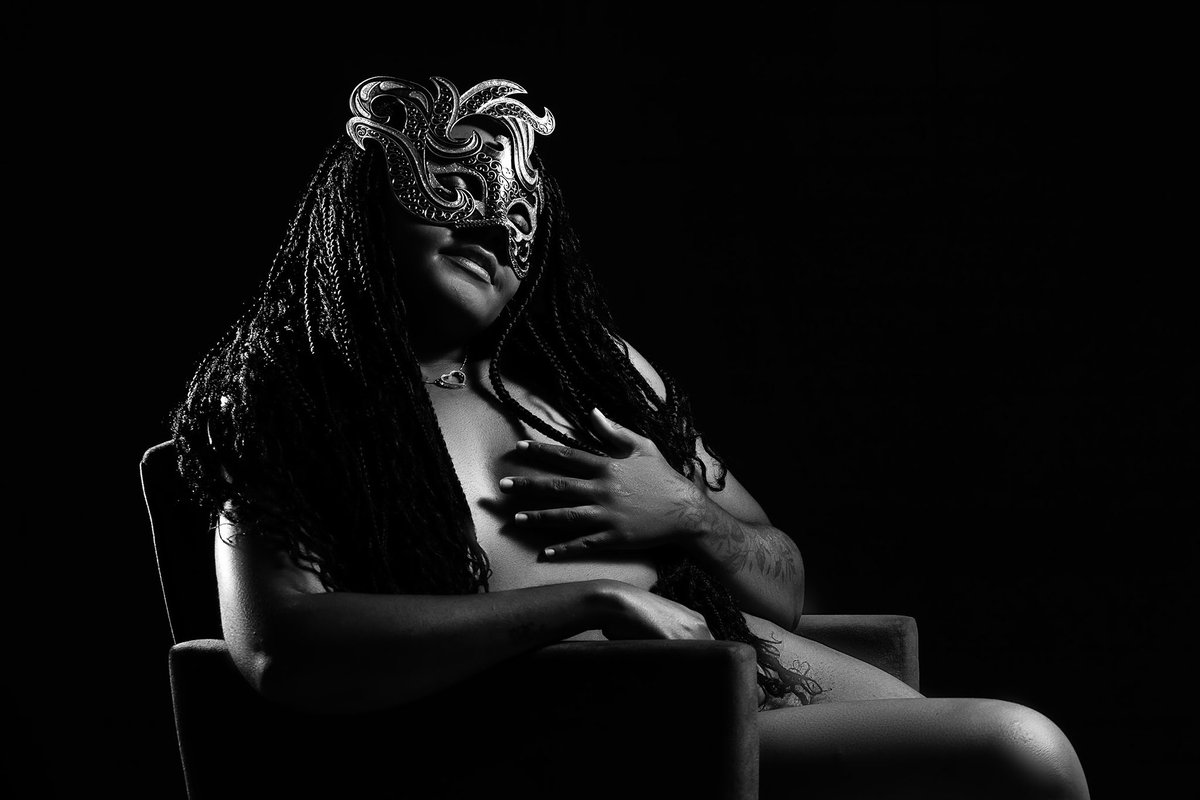 lorentigilson's tweet photo. Um ensaio feito em 2023. A ideia era ser misterioso e sensual ao mesmo tempo. Ele já nasceu em preto e branco em minha mente. https://t.co/njB7QoktWy