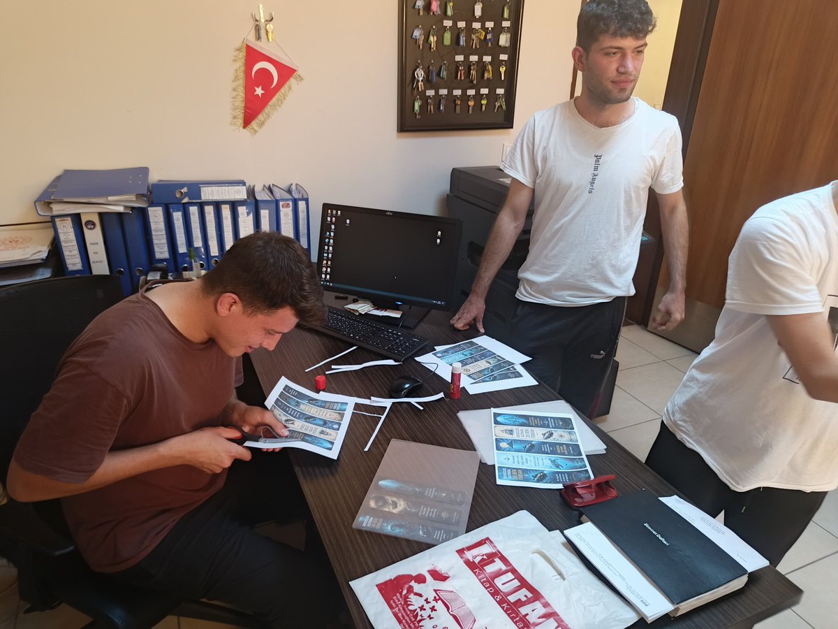 AdanaKYGM's tweet photo. 📍Kozan Yurdu 

Öğrencilerimizle gerçekleştirdiğimiz kitap ayracı etkinliğimizden keyifli anlar. 😊 

Yaratıcılığımızı kullanarak tasarladığımız ayraçlar, okuma keyfimize eşlik etmeye hazır. Emeği geçen tüm öğrencilerimize teşekkür ederiz.👏 https://t.co/HpmToo5mFv
