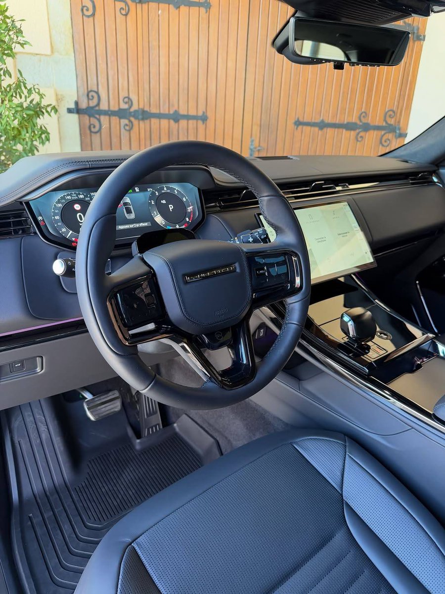 autochat360's tweet photo. Range Rover Sport SV in matte black 🖤🔥
This spec is pure presence. https://t.co/fkkrhn9R1M