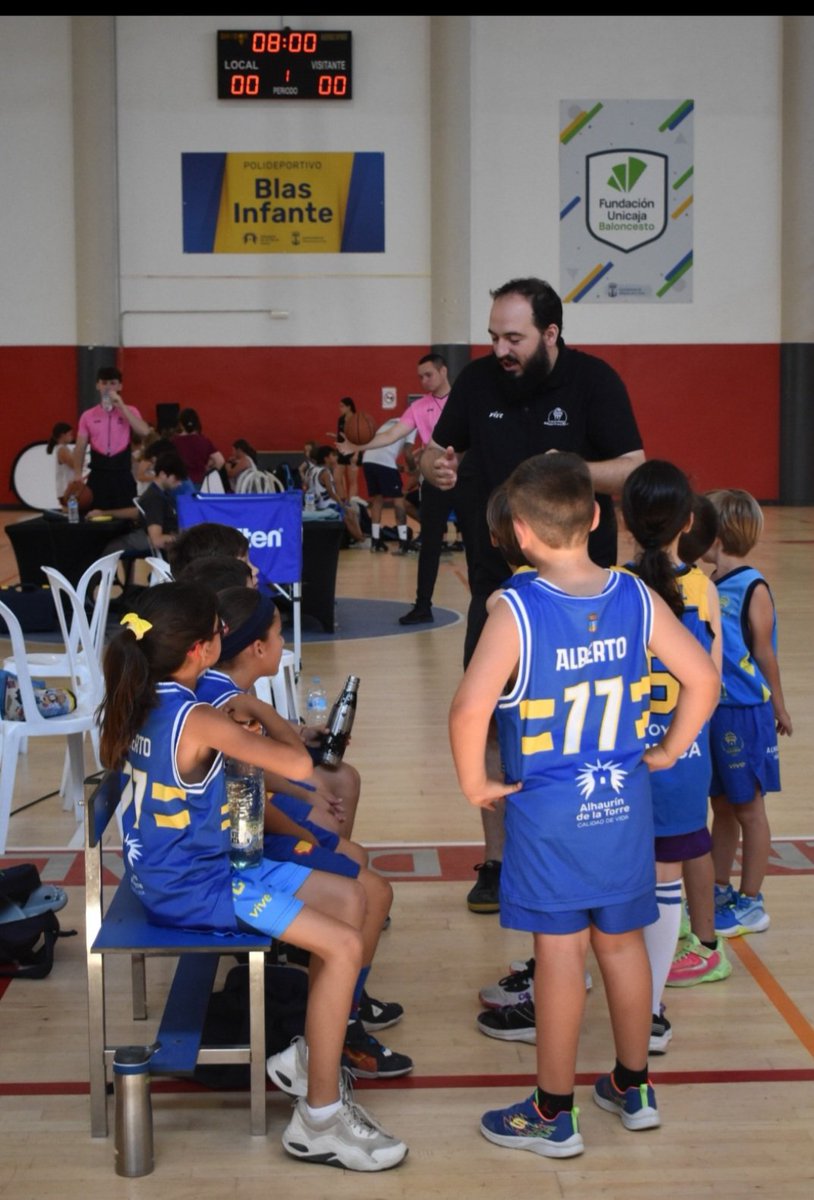 valenrobles9's tweet photo. Tremendo mañana en Alhaurin de la torre en el I TORNEO SILVERGOLD VALORCESTO organizado por @CBAlhaurinTorre. 8 equipos categoría baby ( 7-8 años) pabellón lleno y todos disfrutando https://t.co/jeU11APTL9