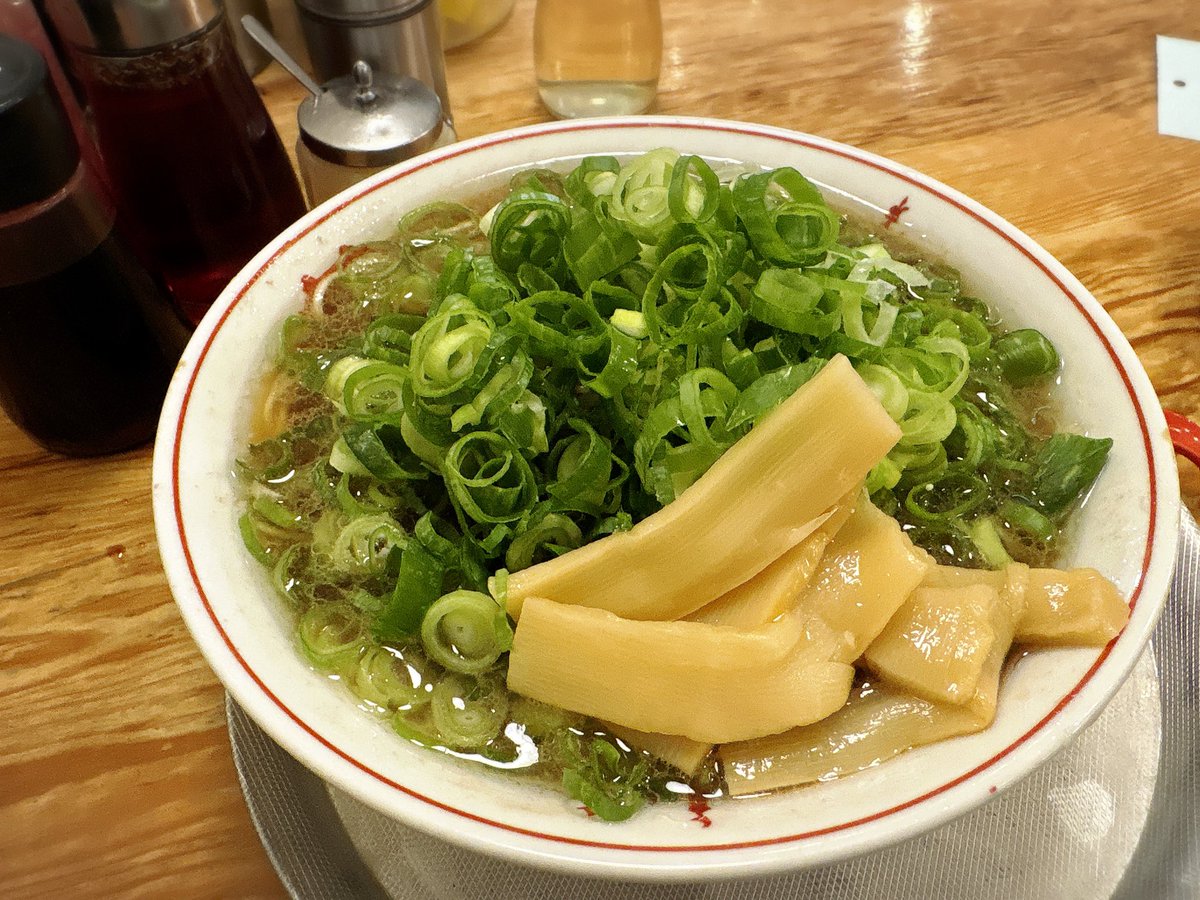 chikaco_eats's tweet photo. シンプルラーメン頼んだらネギもりもりでシャキシャキ食べました https://t.co/99lrA8npTI