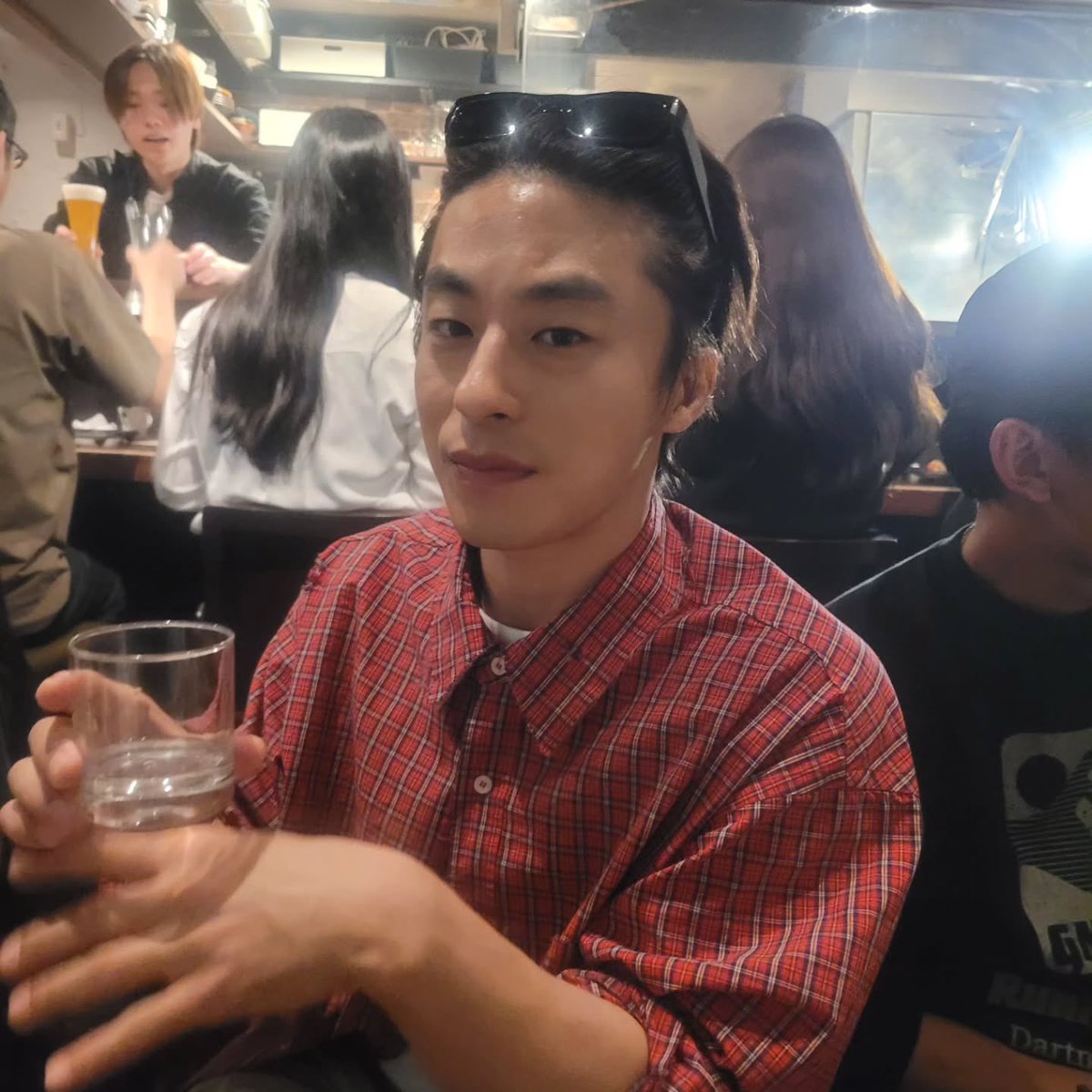 michaela1224_'s tweet photo. ㅇㄴ진짜 뭔 농부체크셔츠를 목까지 깎깎 여며도 
썬그리 하나 싸악올리니까 바아로
날티나버리는거봐라; ㅈㄴ젠지아저씨 https://t.co/N82AEEKnpg