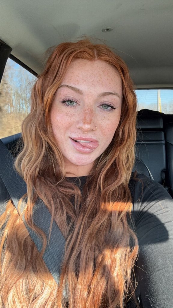 alexawifeyy's tweet photo. Any men out there still finds an all natural ginger girl attractive? https://t.co/pBfDkecpBf
