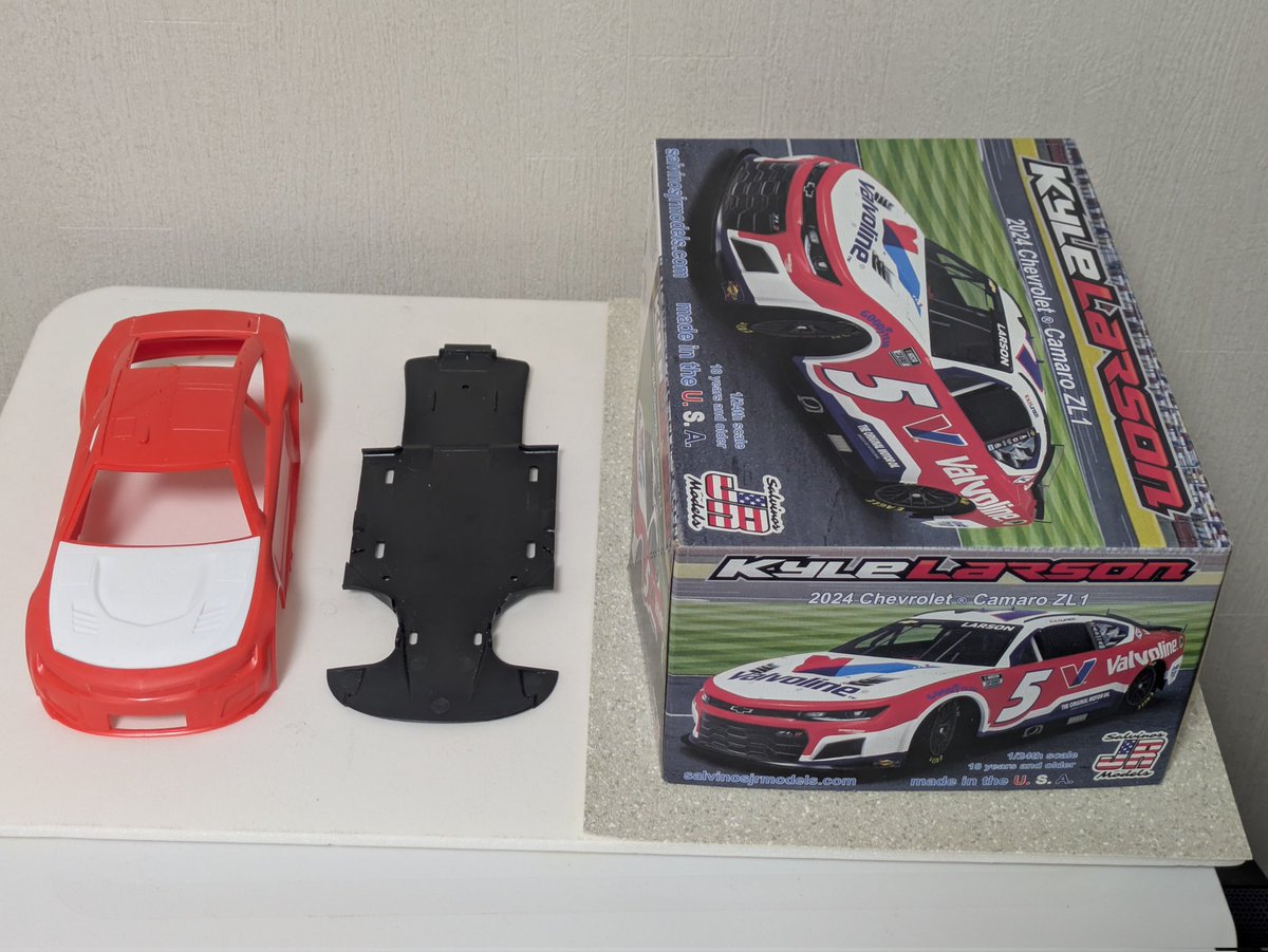 jizo_yu's tweet photo. #NASCAR制作会2026
現行NASCARのお手付きキットで行きます。アメプラは初ではありませんが、初サルビノスなので構えて入っています。ボトムプレートが結構歪んでいたので熱湯かけ修正から入りました😅デカールだけはパワースライド（カルトグラフ）なので心配なさそうです。 https://t.co/EmsI4DoxmJ
