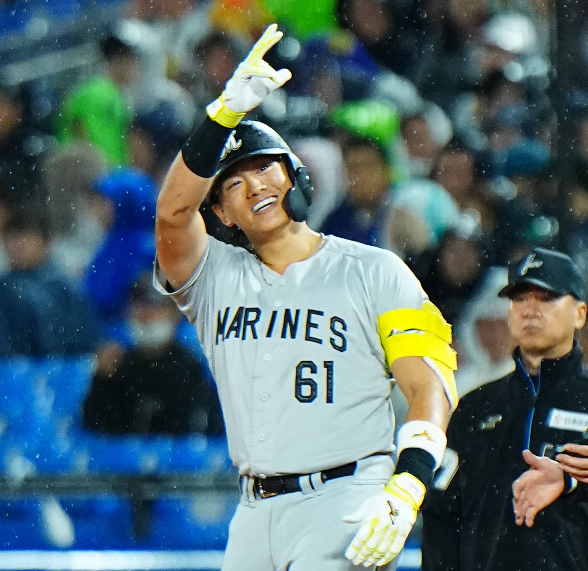 Sponichi_Photo's tweet photo. 〈ヤ・ロ①〉首位打者爆速中の小川は守備でも美技連発。相手には恐怖の『エリア57』❶スタメンの和田は3安打❷タイムリーに笑顔弾け��山本大❸試合前練習から笑顔の安田。5回にはタイムリーも❹（撮影・長久保　豊） https://t.co/piuFrzRk7x