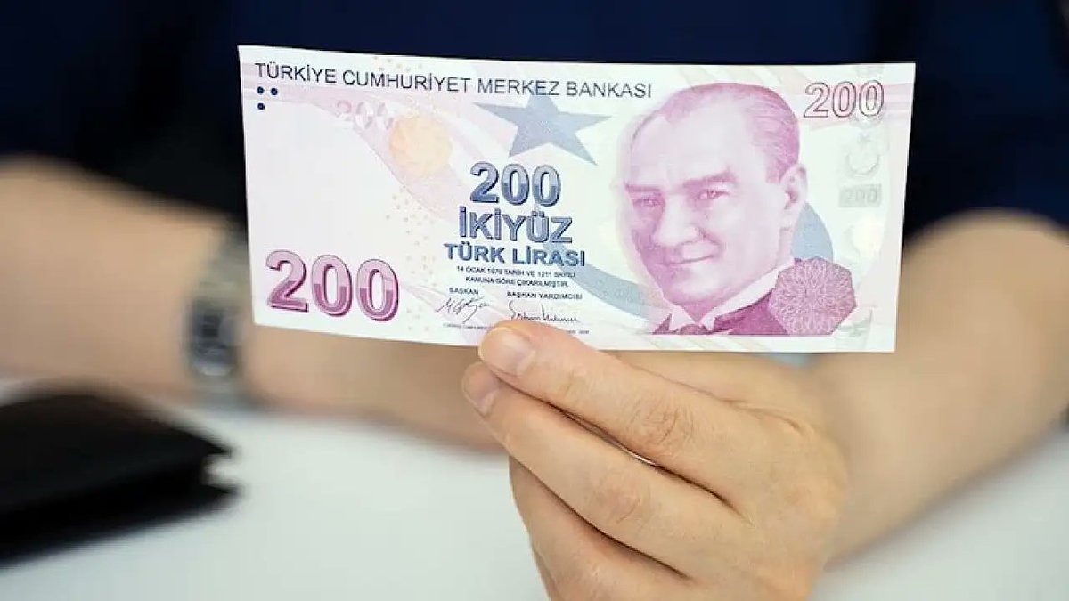 Huseyin_Dalak's tweet photo. Bugün mahallemizin sütçüsüne, 200 TL uzatıp kusura bakma bozuğum yok deyince adam gülerek abi, zaten en küçük paramız bu oldu artık, demez mi!
Adam haklı mı, yerden göğe kadar haklı vallahi.
Acilen 1000 ve 5000 TL'lik banknotlar  basılmalıdır.
@Merkez_Bankasi
@HMBakanligi https://t.co/vixt2qEjfW