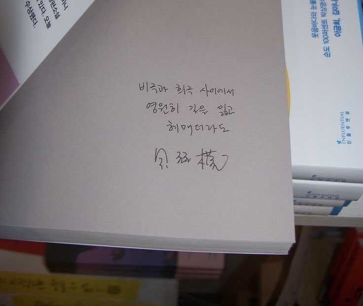 a1lonn's tweet photo. 오늘은 제 생일이에요! 가장 고요한 생일이었지만 따뜻한 기억으로 남을 것 같아요. 작년 제 생일에는 울고 있었는데, 올해 생일에는 다행히 울지 않았네요. 내년 생일에 이루어졌으면 하는 소원을 빌고 잠들어 보려는 참입니다. 모두들 행복하세요~ https://t.co/dsGQohzF2R