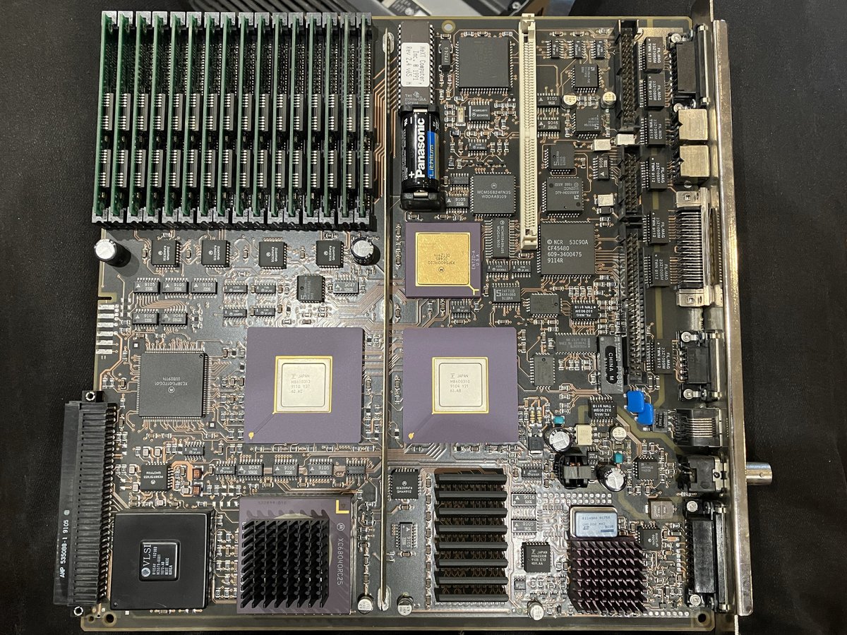 dpasaric's tweet photo. Pogledajte molim vas urednost ove matične ploče! Kao da su je slagali arhitekti, a ne elektroničari. Radi se o Jobsovoj legendarnoj NeXT Cube radnoj stanici iz 1988. godine. Rastavio sam je da zamijenim bateriju. #peekpoke https://t.co/5k03iNHn80