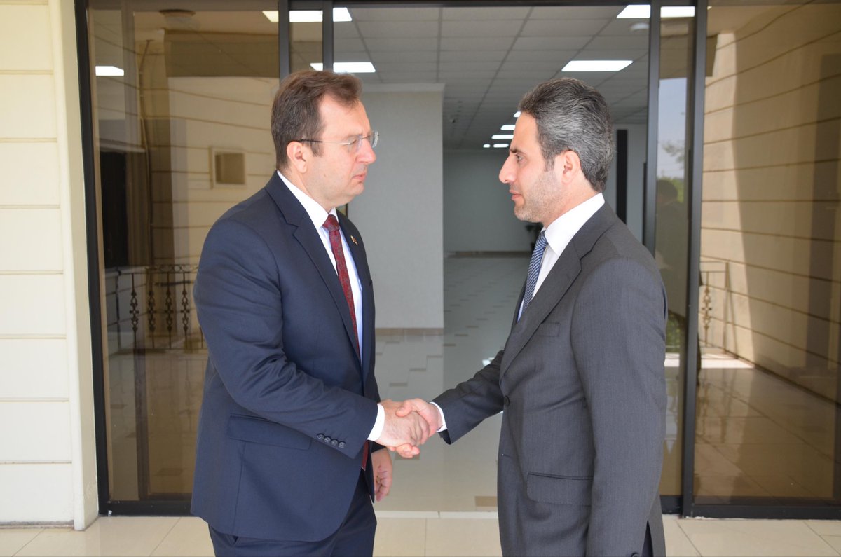 TC_ErbilBK's tweet photo. IKBY Dış İlişkiler Departmanı Türkiye Masası Şefi Sayın Hoşeng Ahmed’le Başbakan Mesrur Barzani’nin Türkiye ziyareti başta olmak üzere, ikili ilişkilerimizin güncel gündem maddelerini değerlendirdik.

…

لەگەڵ بەڕێز هۆشەنگ ئەحمەد بەرپرسی کاروباری تورکیا لە فەرمانگەی پەیوەندییەکانی دەرەوەی حکومەتی هەرێمی کوردستانی عێڕاق، تاوتوێی پرسە هەنووکەییەکانی پەیوەندییە دووقۆڵییەکانی نێوانمان کرد، بەتایبەتی سەردانەکەی سەرۆکوەزیران مەسرور بارزانی بۆ تورکیا.