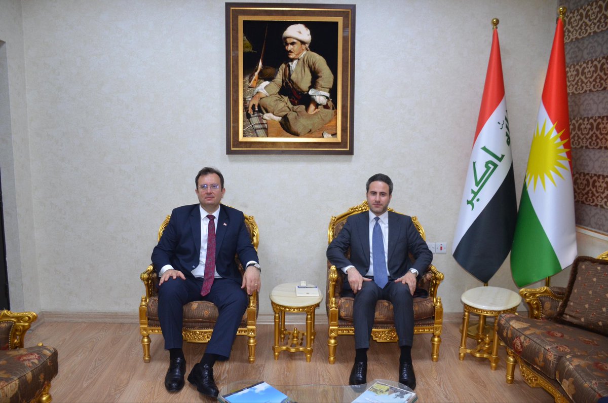 TC_ErbilBK's tweet photo. IKBY Dış İlişkiler Departmanı Türkiye Masası Şefi Sayın Hoşeng Ahmed’le Başbakan Mesrur Barzani’nin Türkiye ziyareti başta olmak üzere, ikili ilişkilerimizin güncel gündem maddelerini değerlendirdik.

…

لەگەڵ بەڕێز هۆشەنگ ئەحمەد بەرپرسی کاروباری تورکیا لە فەرمانگەی پەیوەندییەکانی دەرەوەی حکومەتی هەرێمی کوردستانی عێڕاق، تاوتوێی پرسە هەنووکەییەکانی پەیوەندییە دووقۆڵییەکانی نێوانمان کرد، بەتایبەتی سەردانەکەی سەرۆکوەزیران مەسرور بارزانی بۆ تورکیا.