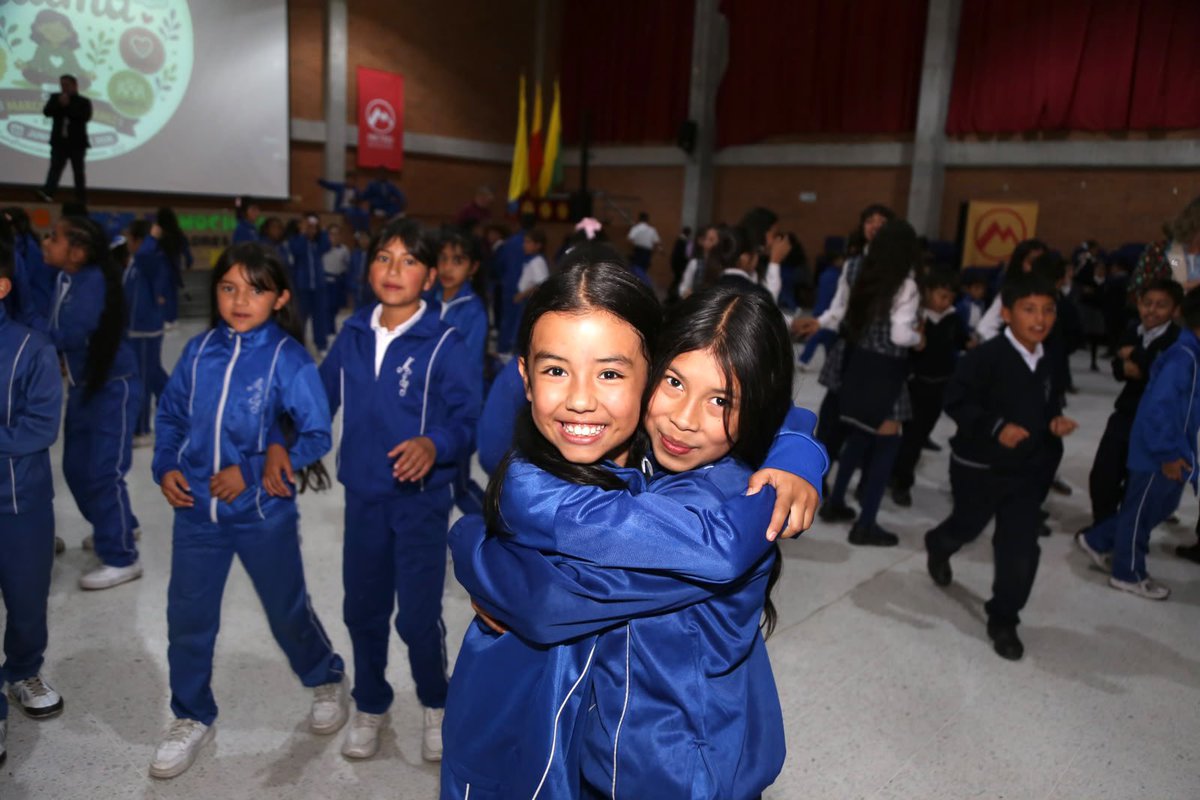 Educacionbogota's tweet photo. #AquíSíPasa 🧡 | Gracias al programa ‘Escuelas con Emociones’ nuestras instituciones hacen parte del #FestivalCalma, una iniciativa de @CulturaenBta que trae actividades como respiración consciente, Chi Kung, mindfulness y conciencia corporal. 

Además, contamos con la experiencia Vagón Escuela Metro y el programa Recorriendo Nuestro Metro, así integramos a las familias y estudiantes a través de experiencias de socialización y escucha para promover entornos más seguros, porque la convivencia y el cuidado también se fortalecen desde la escuela. 🏫