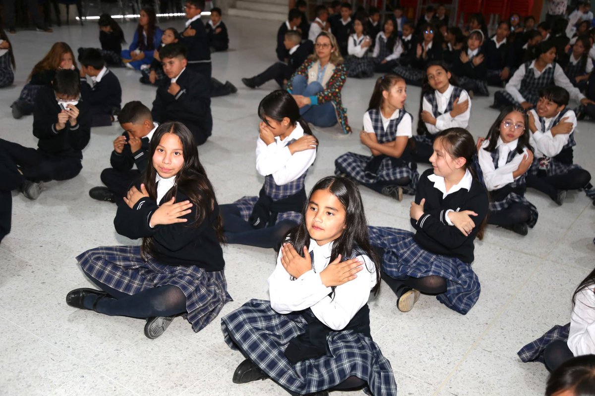 Educacionbogota's tweet photo. #AquíSíPasa 🧡 | Gracias al programa ‘Escuelas con Emociones’ nuestras instituciones hacen parte del #FestivalCalma, una iniciativa de @CulturaenBta que trae actividades como respiración consciente, Chi Kung, mindfulness y conciencia corporal. 

Además, contamos con la experiencia Vagón Escuela Metro y el programa Recorriendo Nuestro Metro, así integramos a las familias y estudiantes a través de experiencias de socialización y escucha para promover entornos más seguros, porque la convivencia y el cuidado también se fortalecen desde la escuela. 🏫