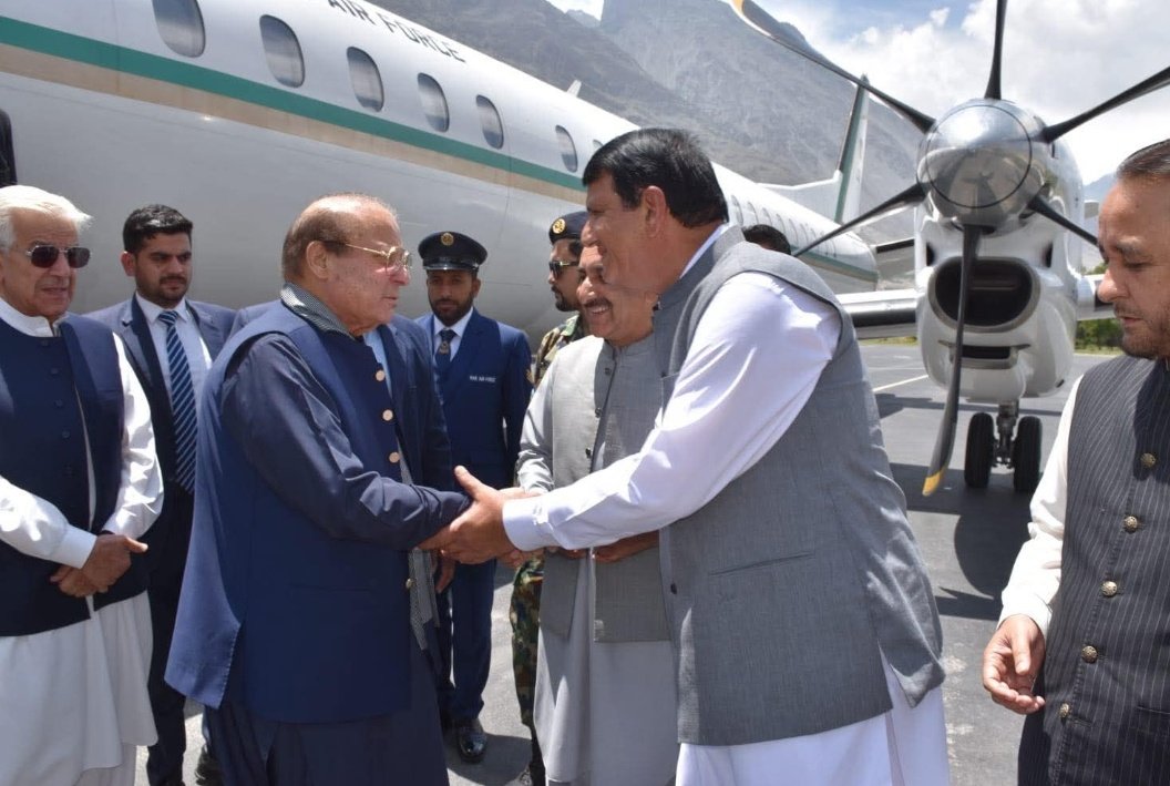 MaleehaHashmey's tweet photo. نواز شریف آج اپنی۔ تقریر میں جہاز کا ذکر فرما رہے تھے جس پر وہ گلگت بلتستان الیکشن مہم کرنے پہنچے، وہ جہاز "پاکستان ایئر فورس" کا ہے۔

ن لیگ کھل کر ریاستی وسائل کا بےدریغ استعمال کرتے ہوئے۔۔ https://t.co/x0w8as2FsA